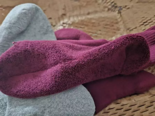 발바닥 안쪽에 타올지가 도톰하게 있어서 오래 걸어도 발바닥이 편해요.
