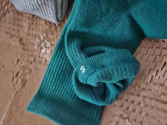 발바닥 안쪽에 타올지가 도톰하게 있어서 오래 걸어도 발바닥이 편해요.
