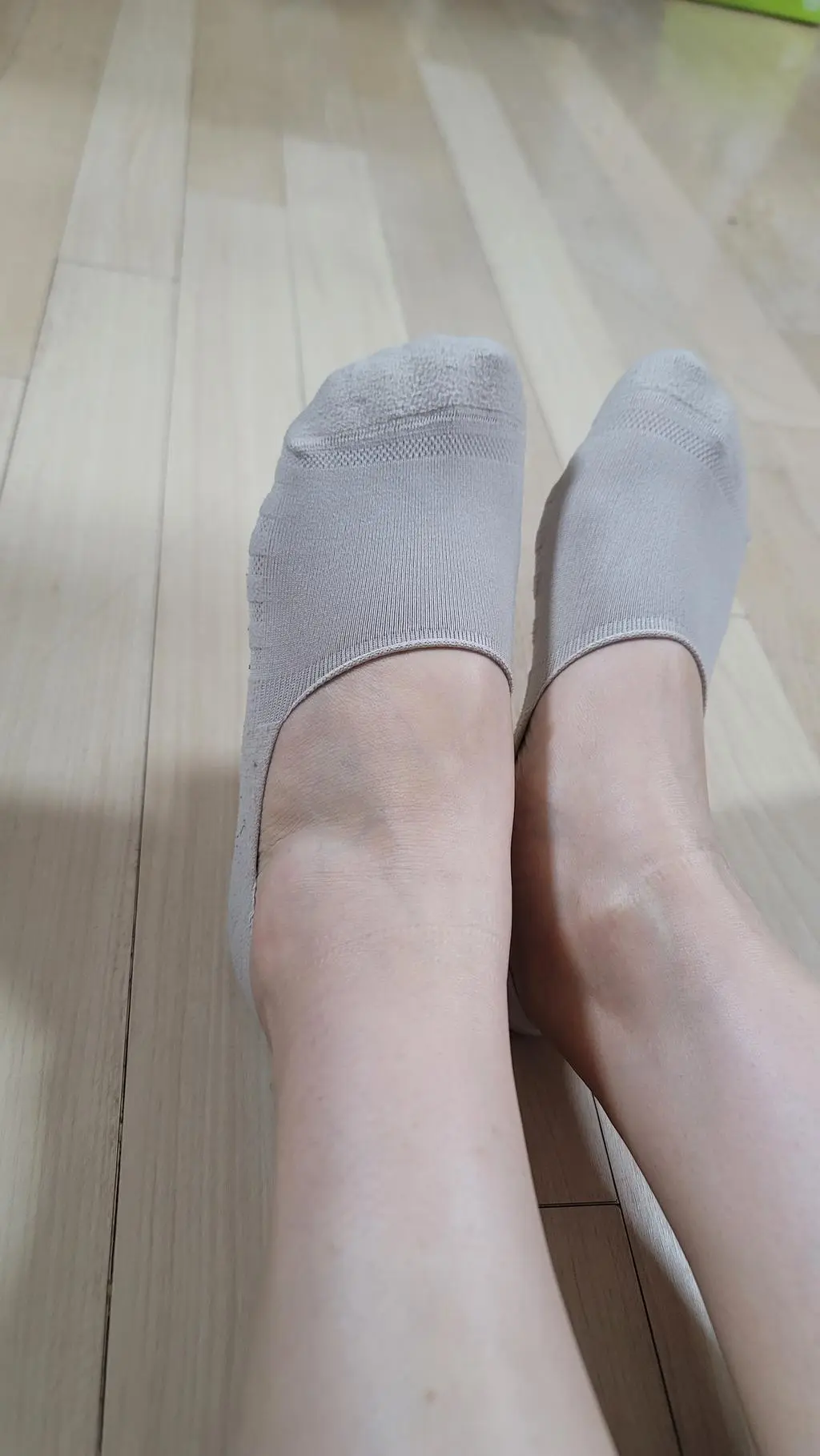 제가 항상 낮은 플랫슈즈를 신어서  구매해봤는데 하루종일 서있어도 푹신했어요... 리