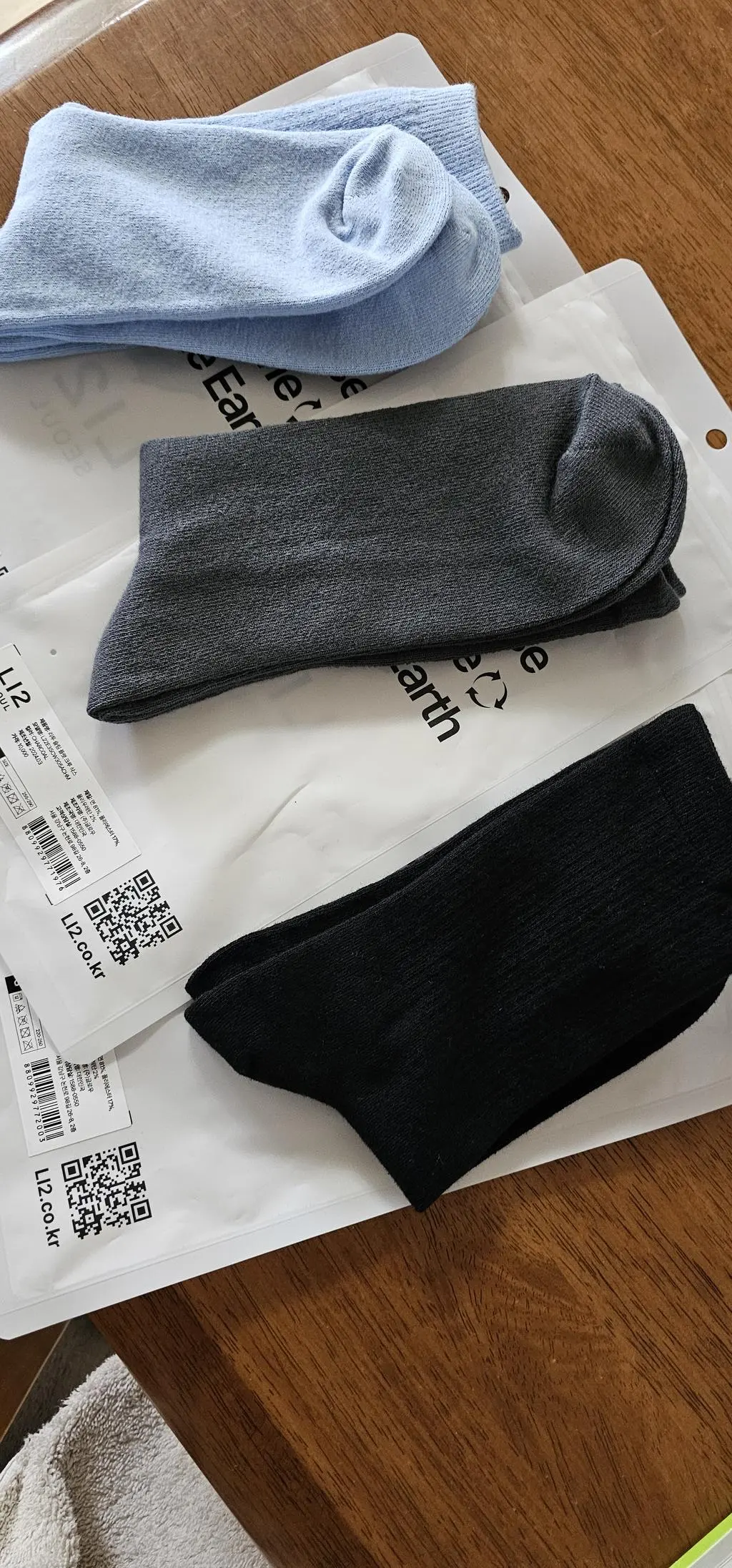 양말이 예뻐요. 바닥이 두터울까 걱정했는데.. 일반 양말로 버닥에 쿠션 없는 타입이네