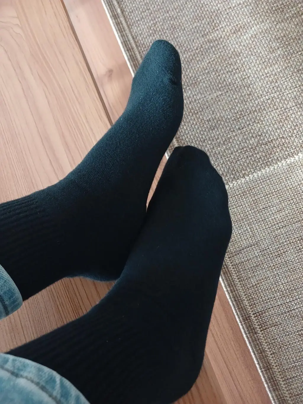 정말 편해요. 더 신어봐야 겠지만 만족해요. 부담스럽게 푹신한 것도 아닌데 느낌이 좋