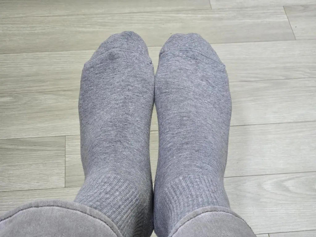 광고를 보고 반신반의 하며 구매했는데 실제 신어보니 넘 편하고 좋습니다. 쿠셔닝은 물