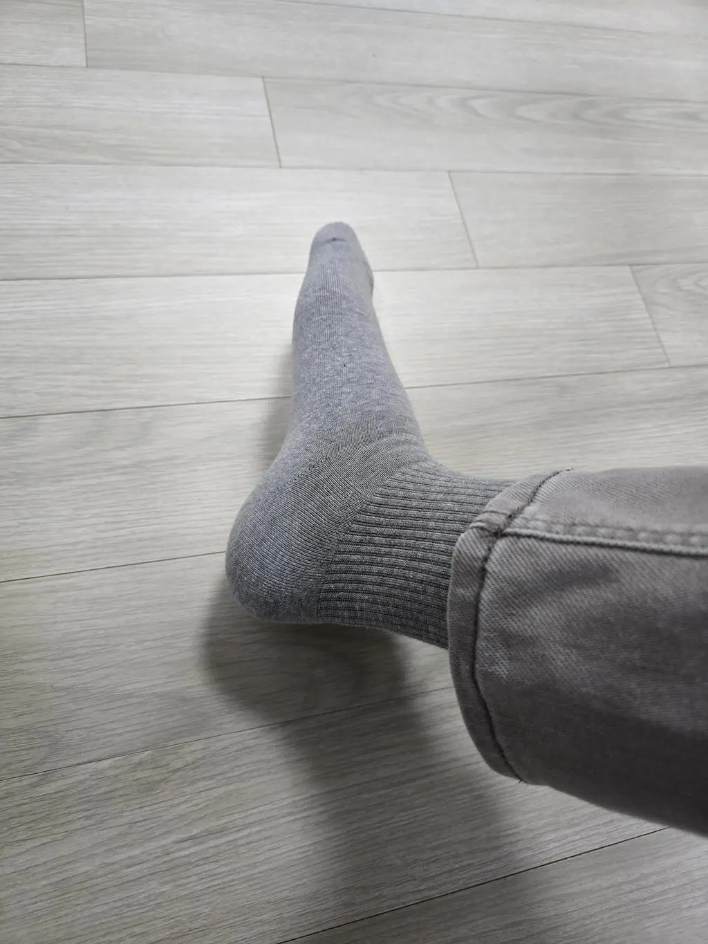 광고를 보고 반신반의 하며 구매했는데 실제 신어보니 넘 편하고 좋습니다. 쿠셔닝은 물