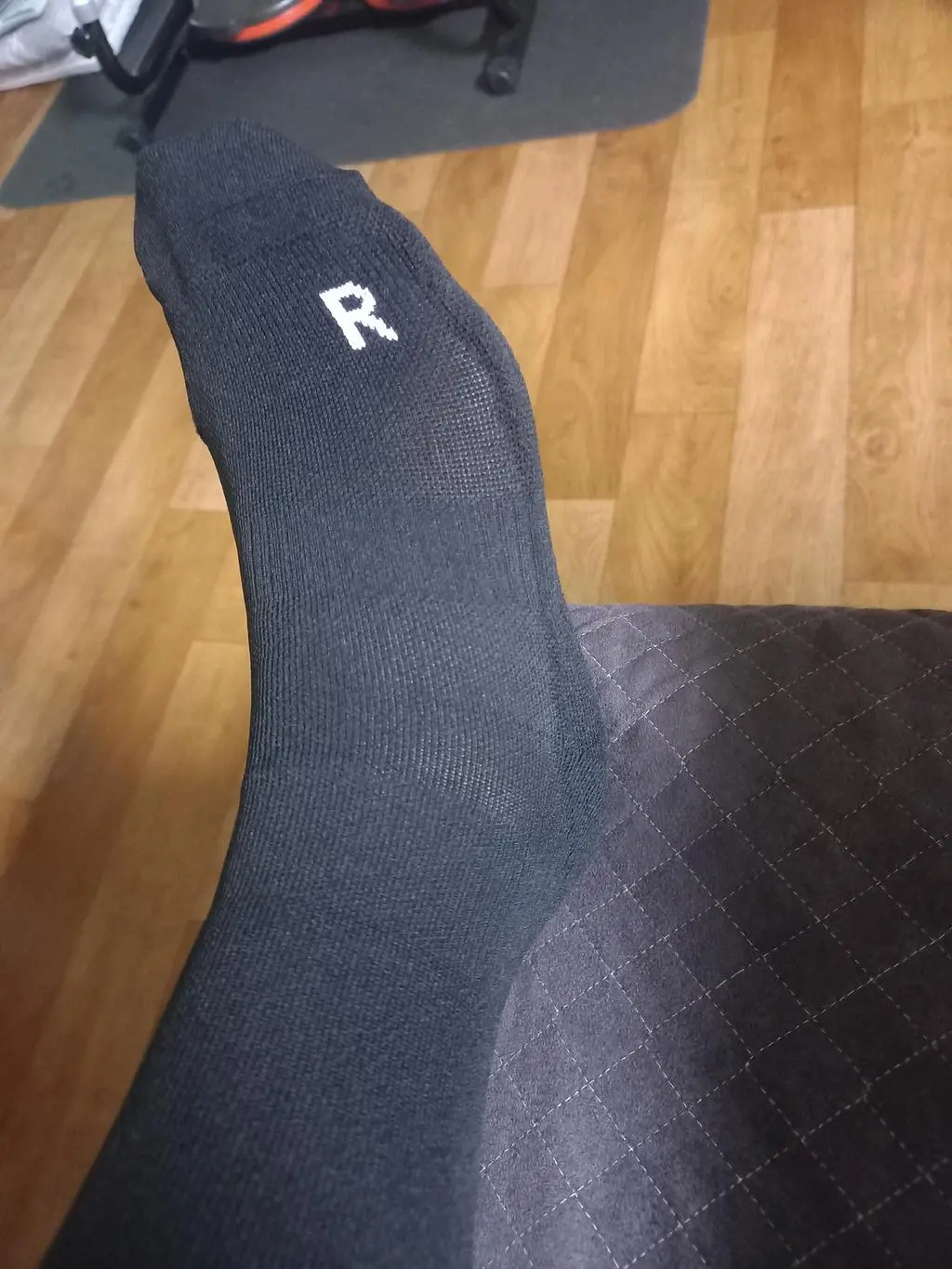 발 편하게 잘 신을것 같아요 일반 스포츠 양말 보다 얇아서 잠깐 실망을 했었는데 막상