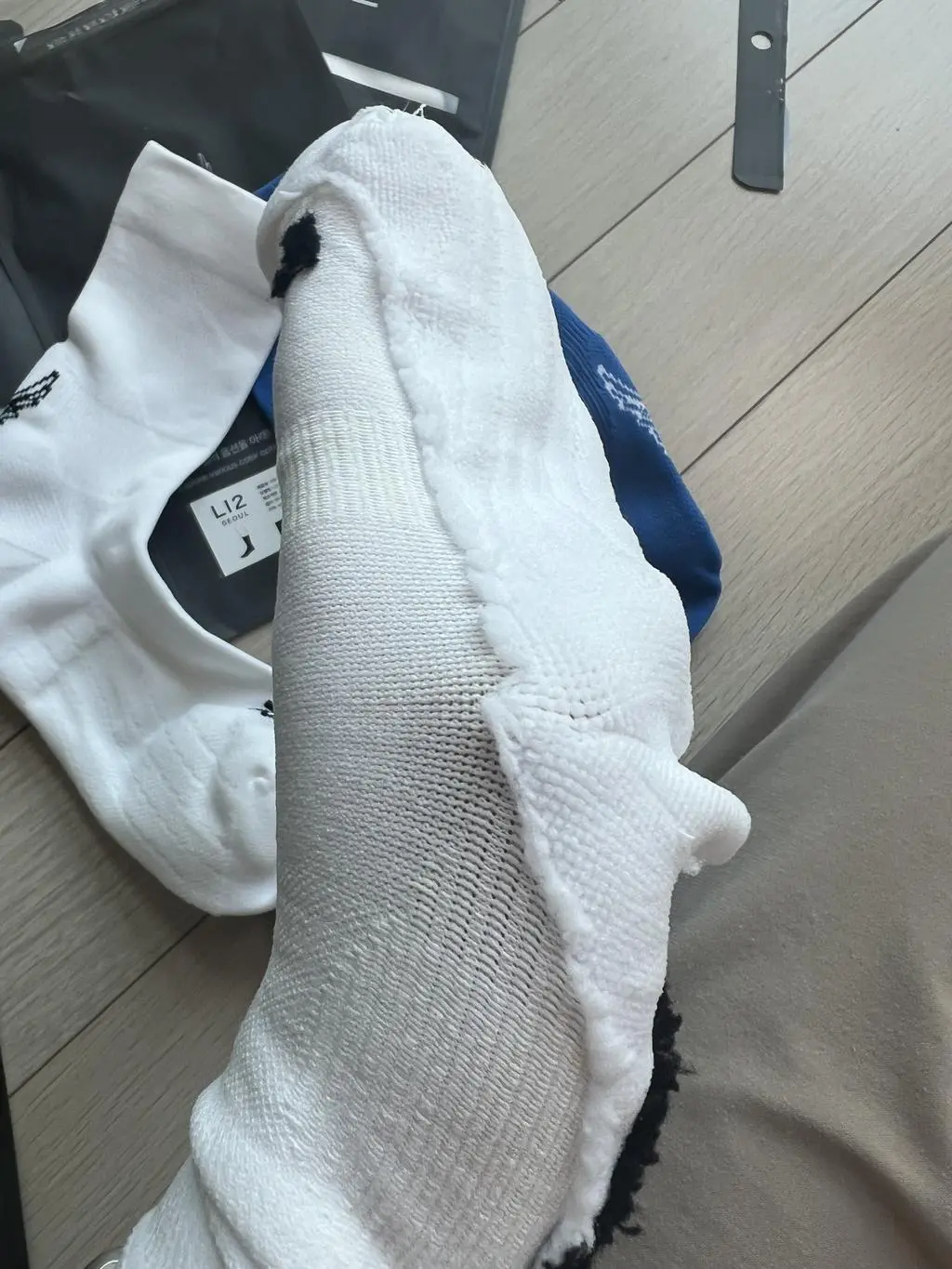 발이 250인데 일반 여자용 양말은 어떤건 좀 타이트한감이 있어요~ 여긴 싸이즈가 세분