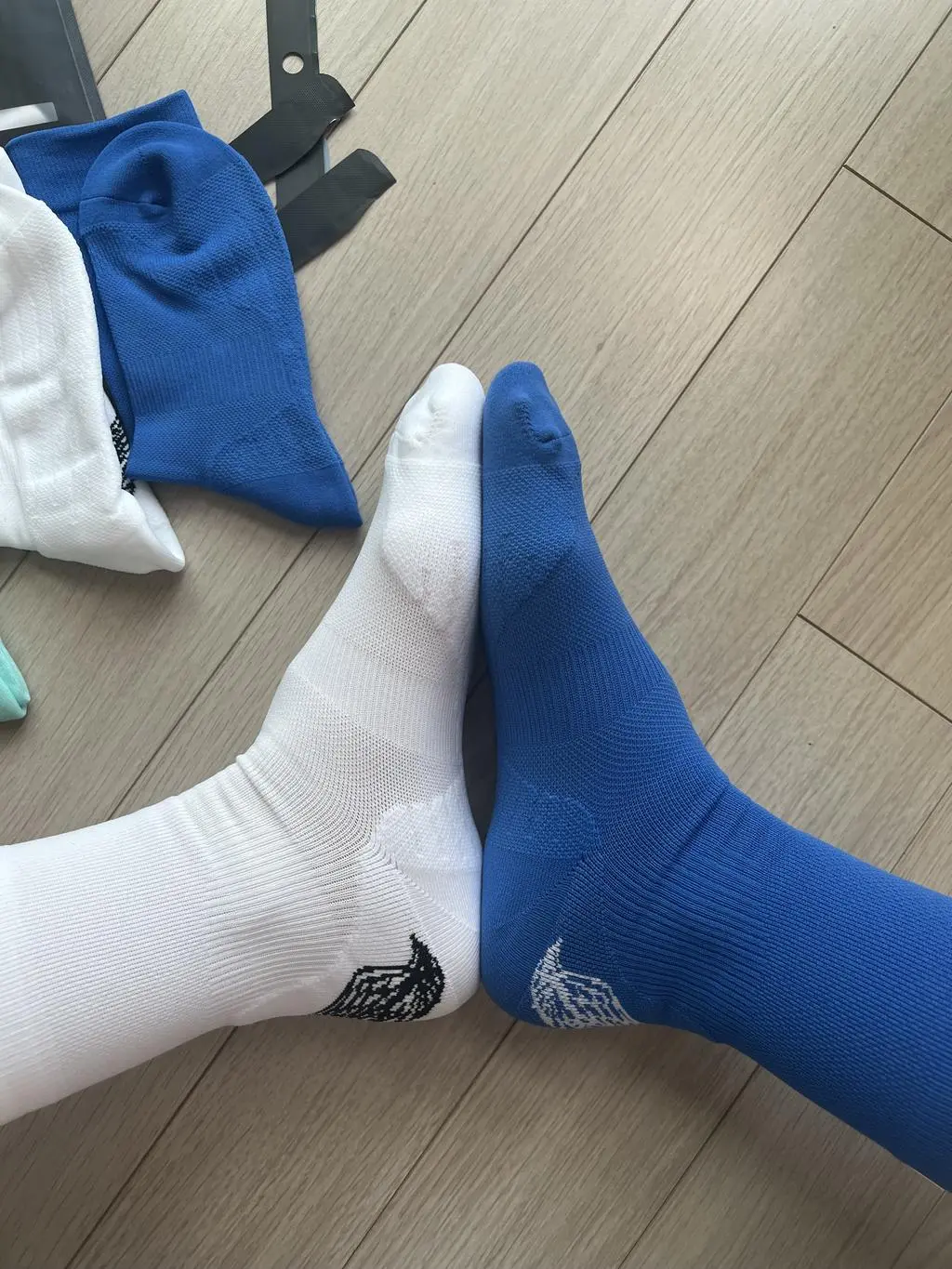 발이 250인데 일반 여자용 양말은 어떤건 좀 타이트한감이 있어요~ 여긴 싸이즈가 세분