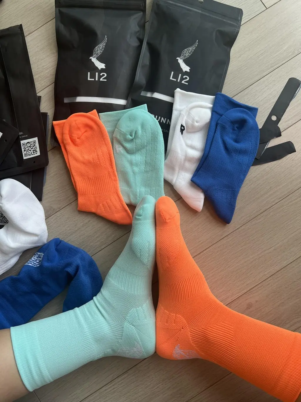 발이 250인데 일반 여자용 양말은 어떤건 좀 타이트한감이 있어요~ 여긴 싸이즈가 세분