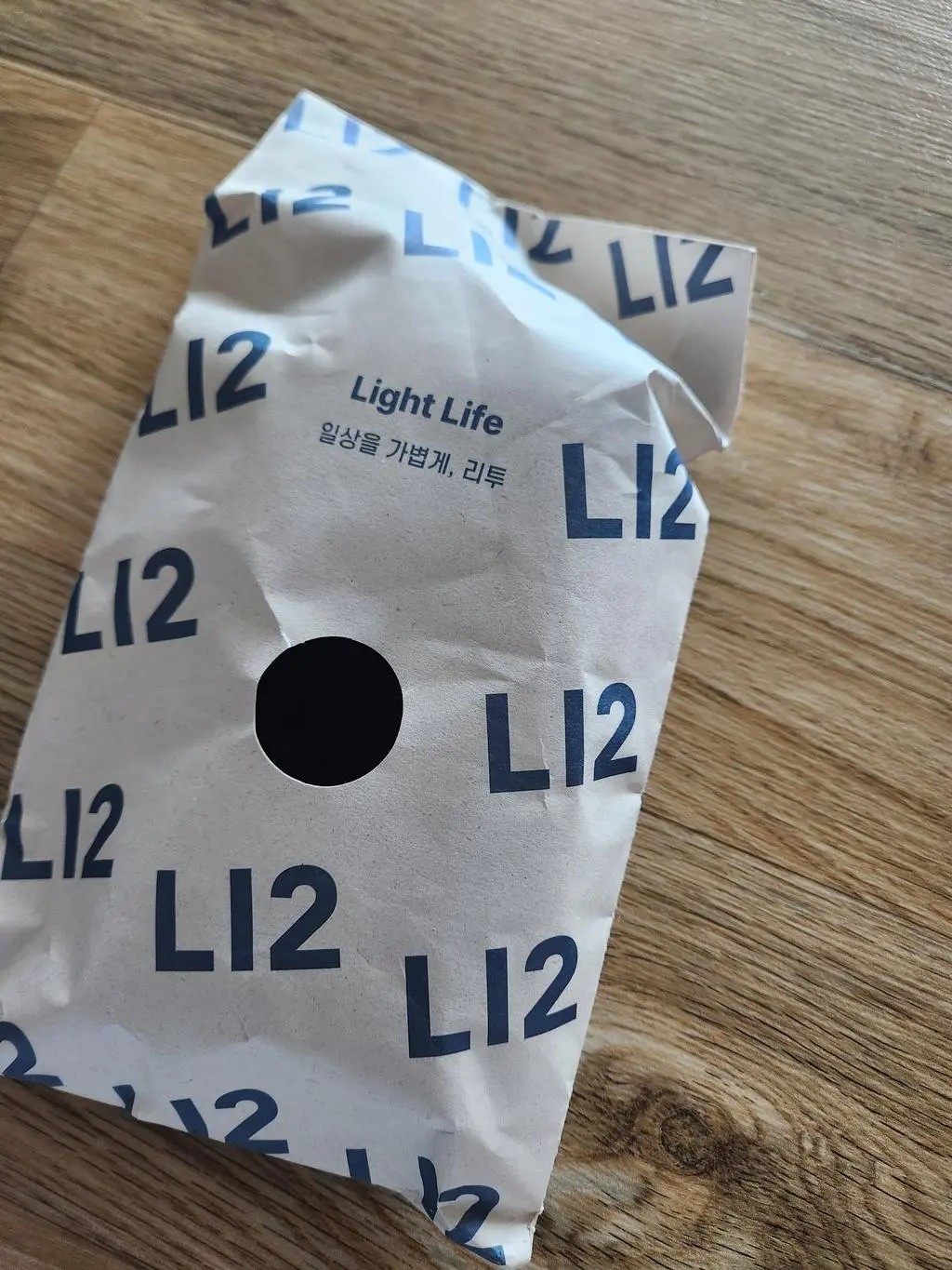 착용감은 너무 좋은데 두꺼워서 신발 신으면 발이 답답해지네요