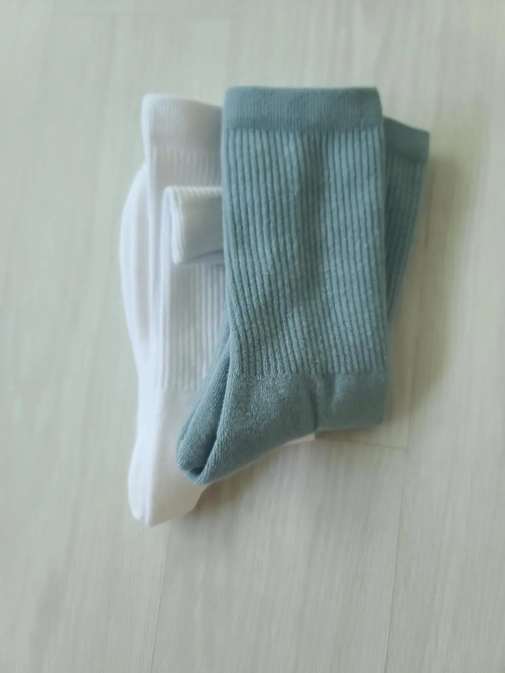 반신반의 하며 구매했는데 비싼만큼 값어치를 하네요. 색상도 고급지고 튼튼하다고나 할