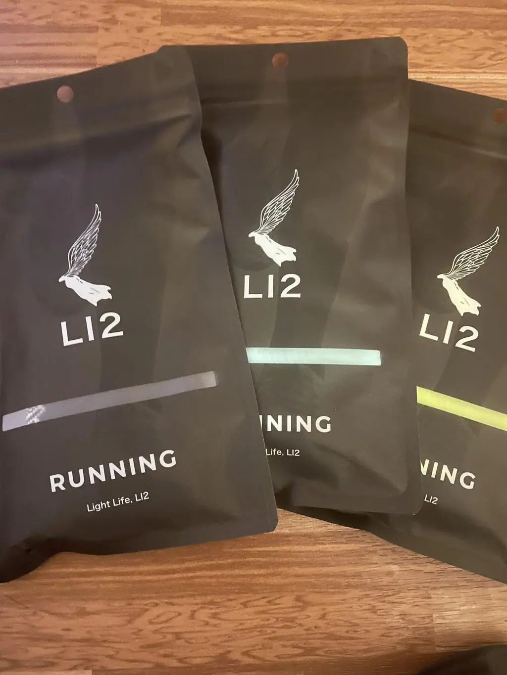 우연히 광고보고 샀는데 발 전체를 쫀쫀하게 잘 잡아줍니다. 런닝할때 괜찮네요. 잘 신