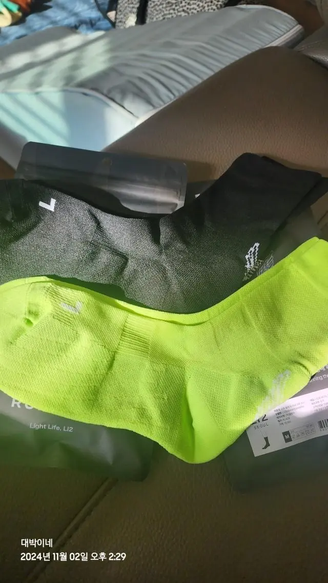 저는 등산할때신으려고샀고 오래서서일하는 남편것도샀어여 발바닥이도톰하고 상당히짱