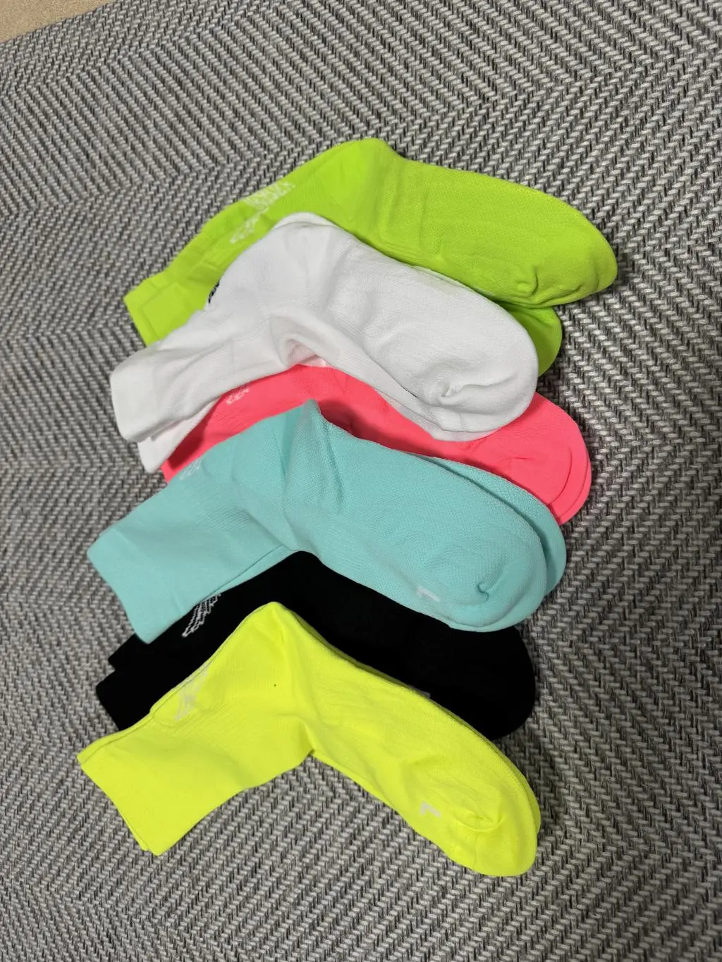 발에 밀착되는 느낌이 좋습니다. 쓸데없는 미끄럼방지 실리콘 따위도 없고 땀 배출 잘되