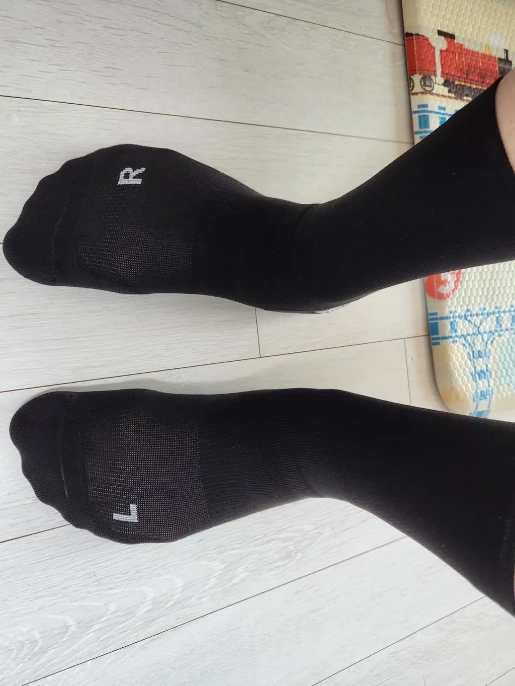 쿠션감은 보통이고, 부분쿠션에 비쿠션인 부분은 망사수준이라 여름에 적합해보입니다.