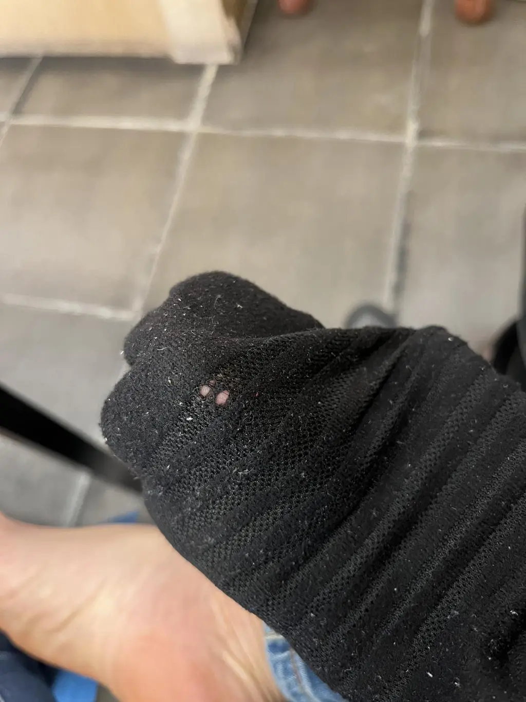 양말에.작은 구멍이 있는데 뜯어진게 아니라 더 풀리지는 않는게 제작할때 올이 빠진채