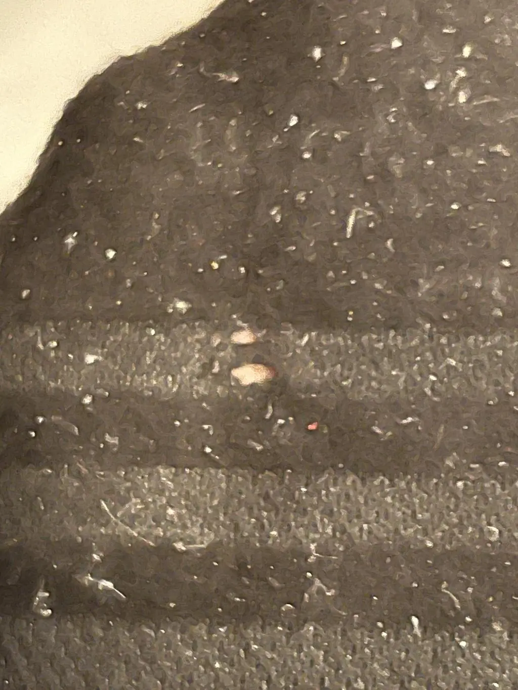 양말에.작은 구멍이 있는데 뜯어진게 아니라 더 풀리지는 않는게 제작할때 올이 빠진채