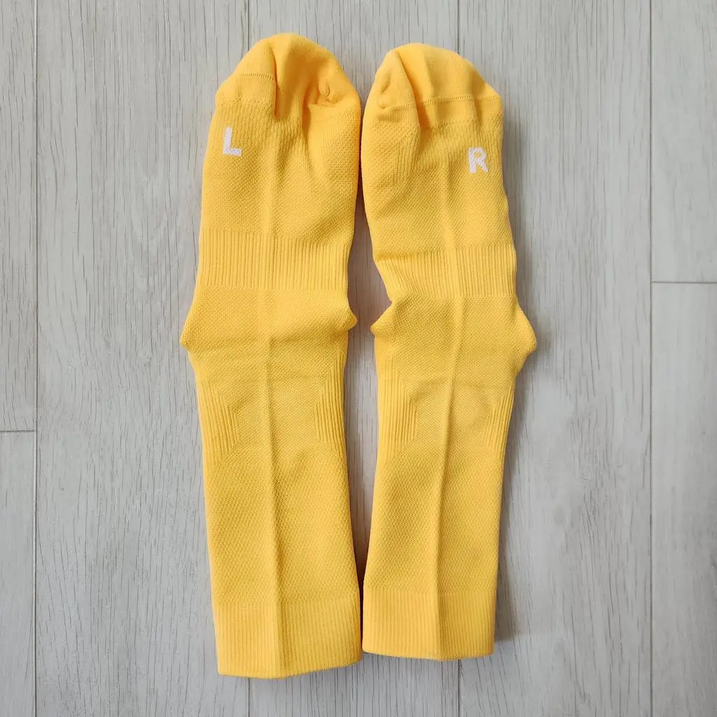 제 성이 금씨라 골드색 양말을 착용하고 날라다니고 싶었는데 제 입맛에 맞는 양말을 리