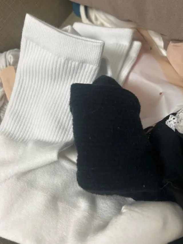 일반양말과는 바닥이 도톰하다는것만 다른데 발이 엄청 편해요.
