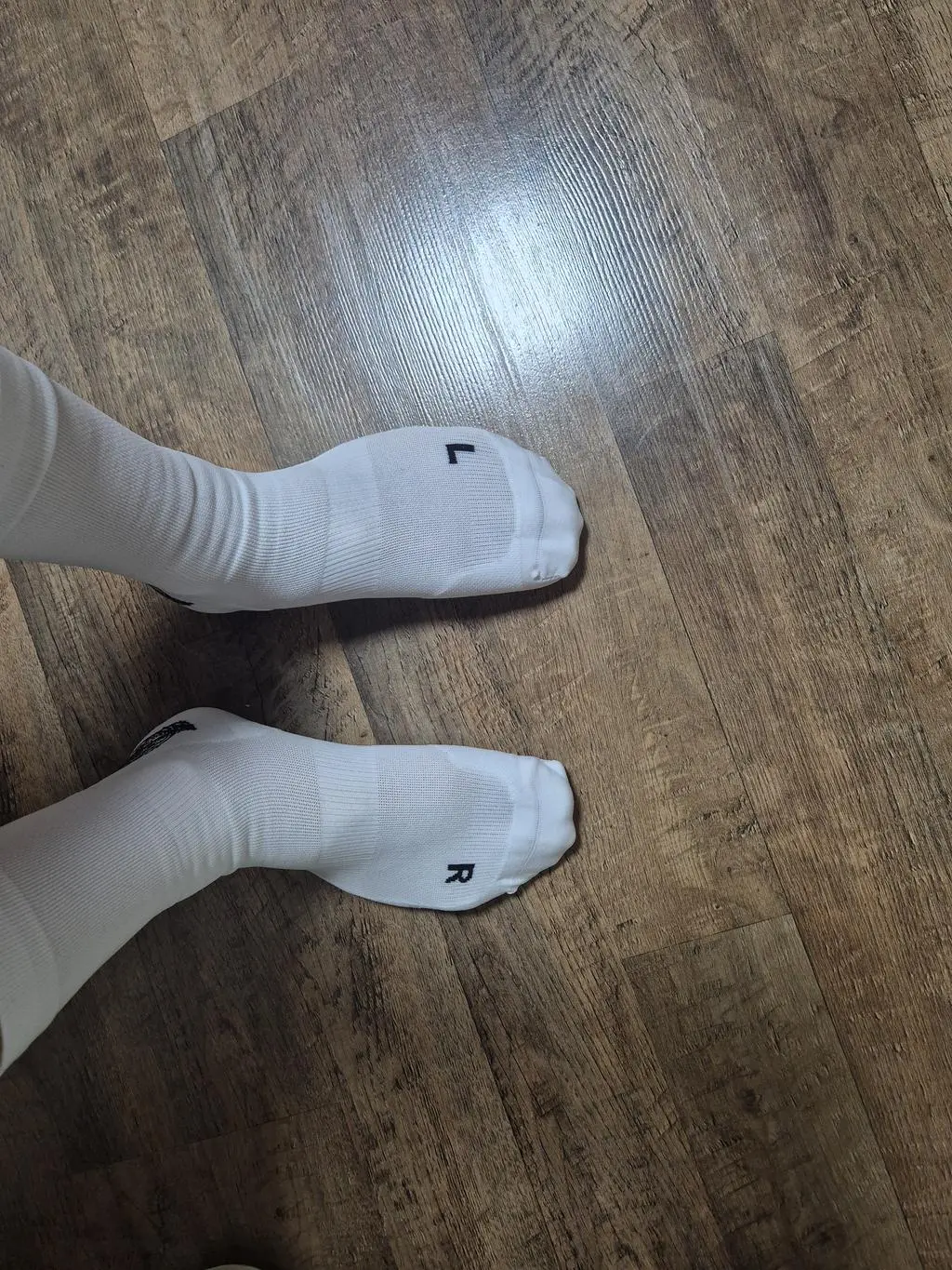 주말에 런닝할 때 신을려고 주문했어요,  생각보다 얊아요. 포장 깔끔하고 좋아요.