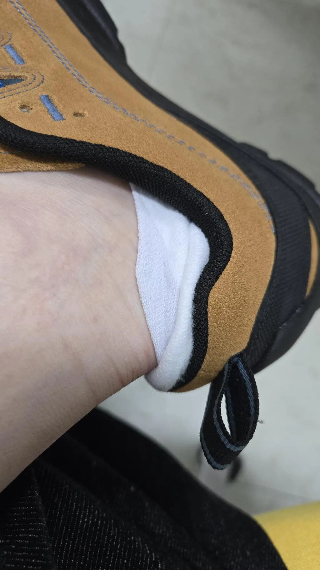 ㅠㅠ 220-225신는데 양말이 큽니다. 양말 한켤레로 푹신하고 쾌적하고 뽀송하고 다 좋은