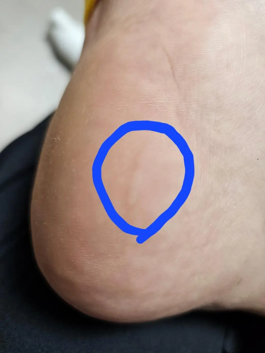 6켤레중 2켤레는 불량이 와서 교환받기로 하였음 고객응대는 친절하고 빠르고 편했음 
