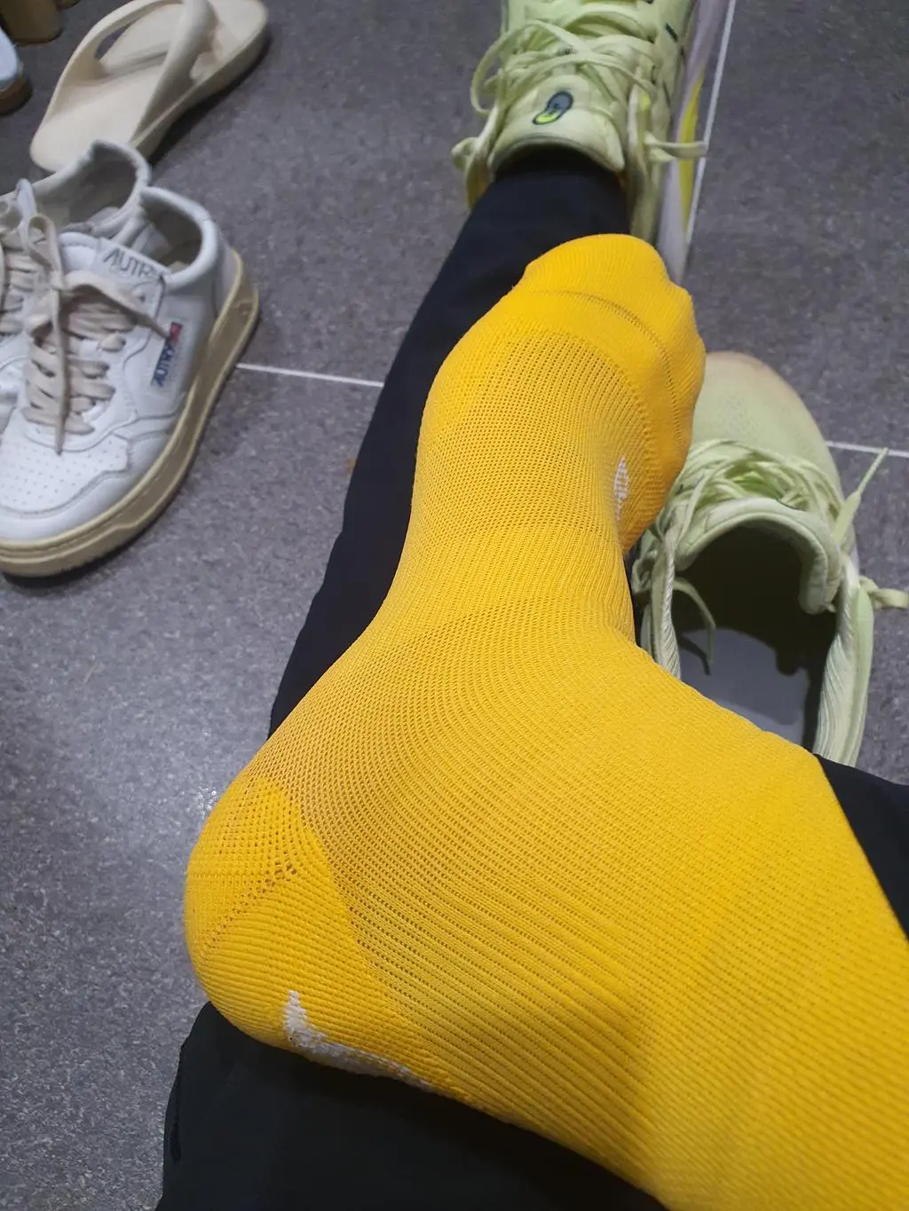 6켤레중 2켤레는 불량이 와서 교환받기로 하였음 고객응대는 친절하고 빠르고 편했음 
