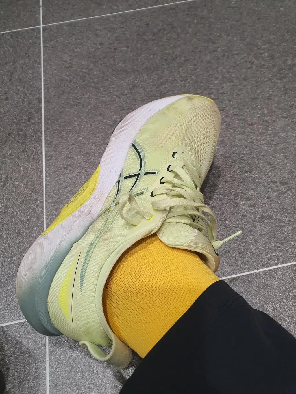 6켤레중 2켤레는 불량이 와서 교환받기로 하였음 고객응대는 친절하고 빠르고 편했음 
