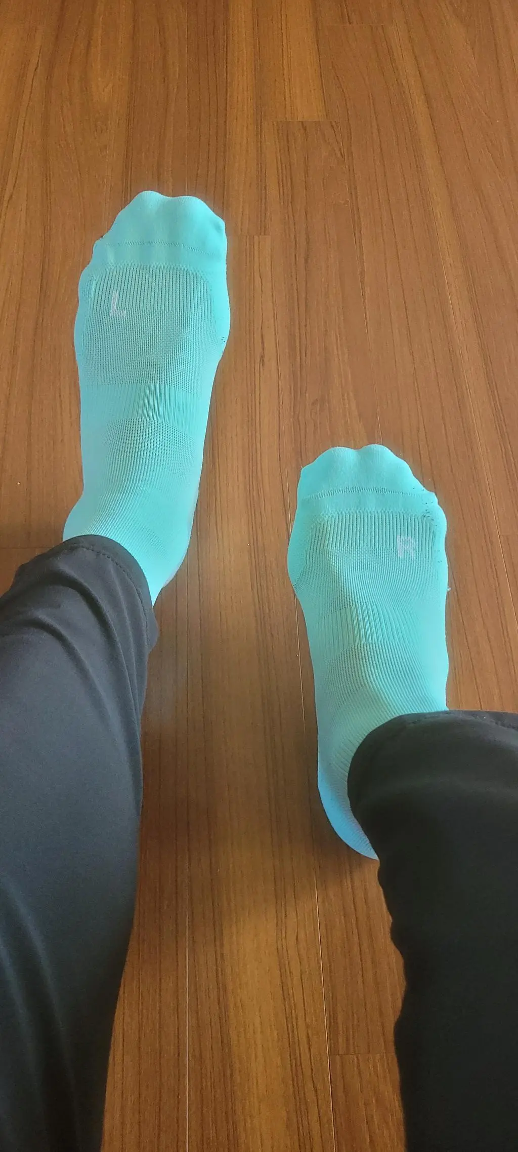 일반양말안 신다 러닝양말만 바꾸니 발바닥통증이 완화된듯하네요. 원인이 양말이었구나