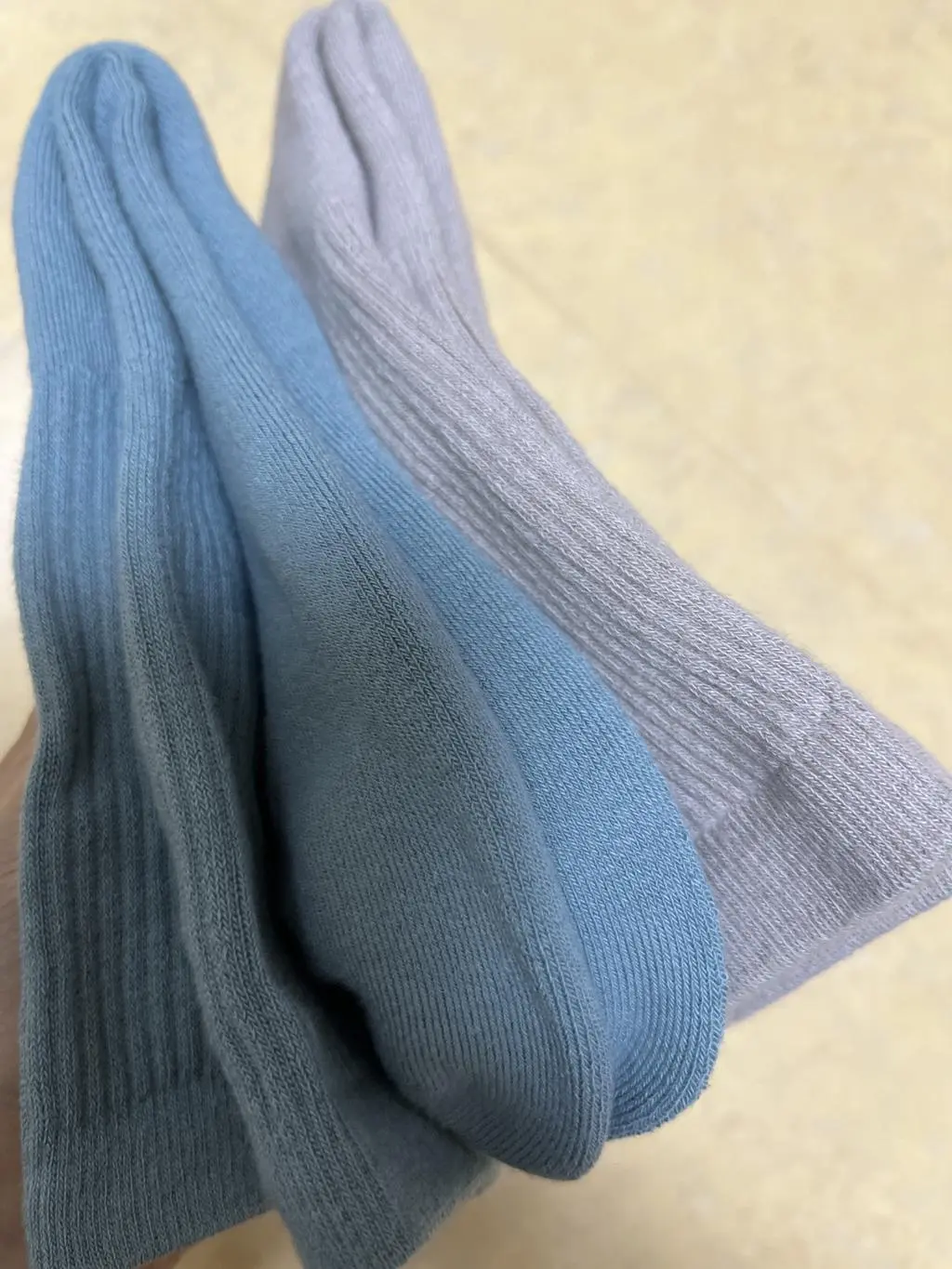 양말이 두툼해서 더울까 걱정했는데 발에 땀 전혀 안나고 보송보송!  진짜 신어본 중 최