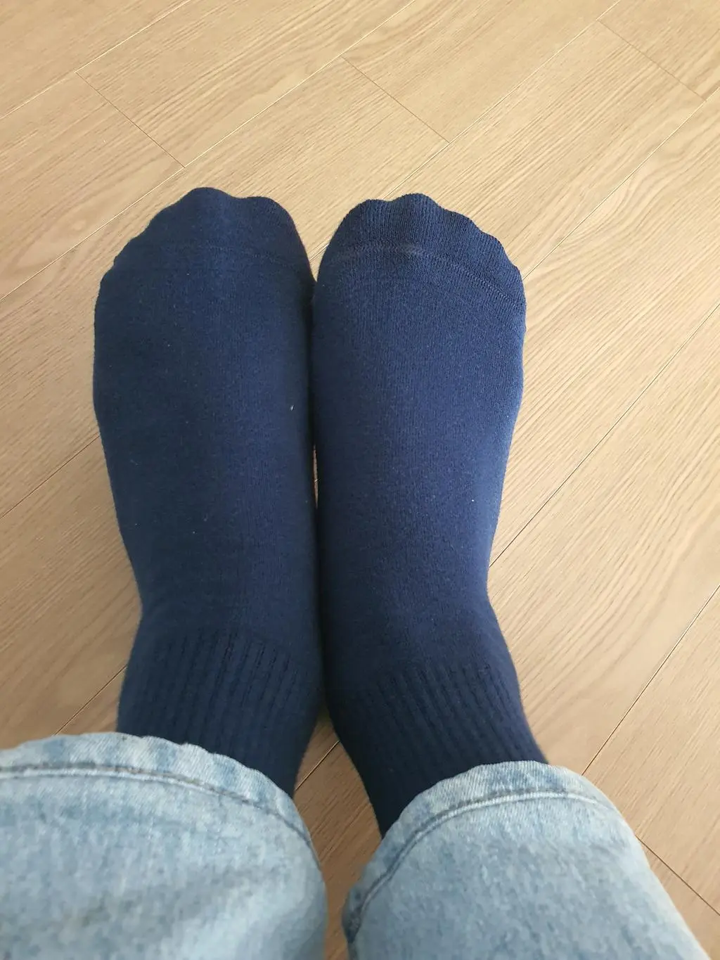 광고에 속나 했는데,속길 잘한듯 디자인 품질 착용감 정말 좋습니다 기존양말 다 정리했