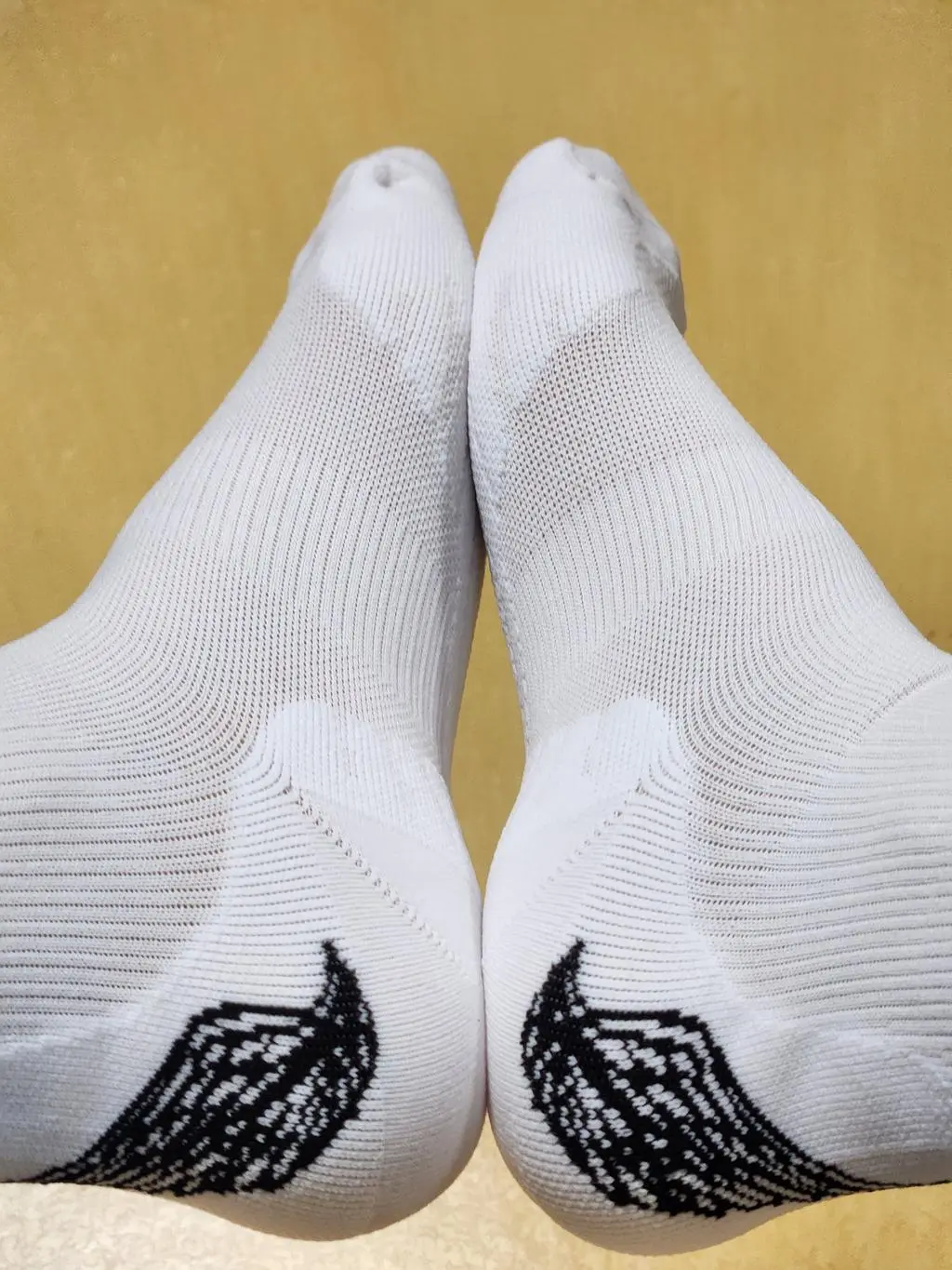 전 러닝삭스는 무조건 미끄럼방지 되는 걸로만 신습니다. 미끄럼방지에 앞쪽 뒷쪽 쿠션