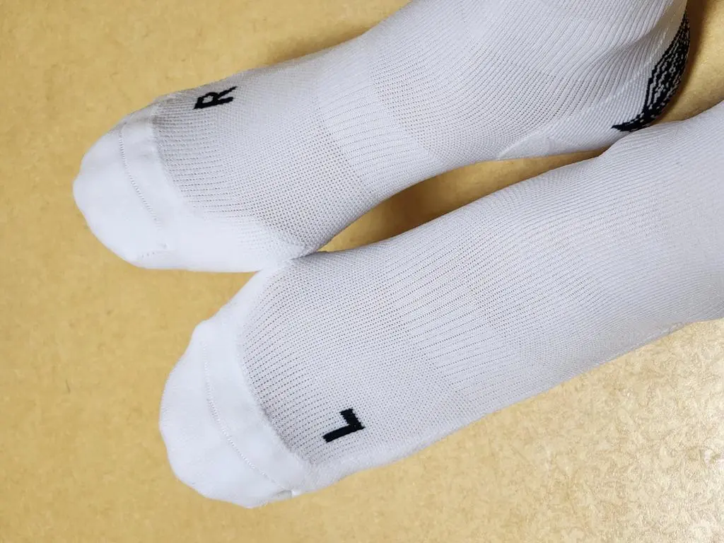 전 러닝삭스는 무조건 미끄럼방지 되는 걸로만 신습니다. 미끄럼방지에 앞쪽 뒷쪽 쿠션