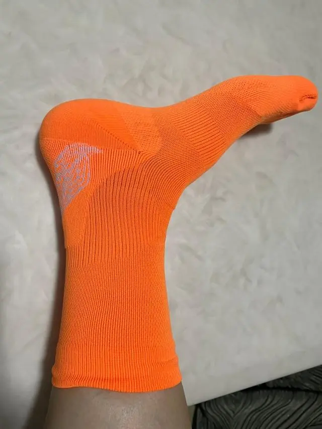 색상이 이뻐요 . 발에 착 감기고 ,잘 사용하겠습니다
