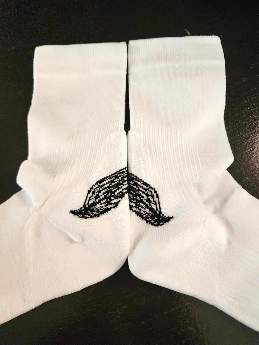 여러 런닝화나 스니커즈에 두루 잘 어울릴 것 같아요. 기본 품질이나 마감 처리도 좋고