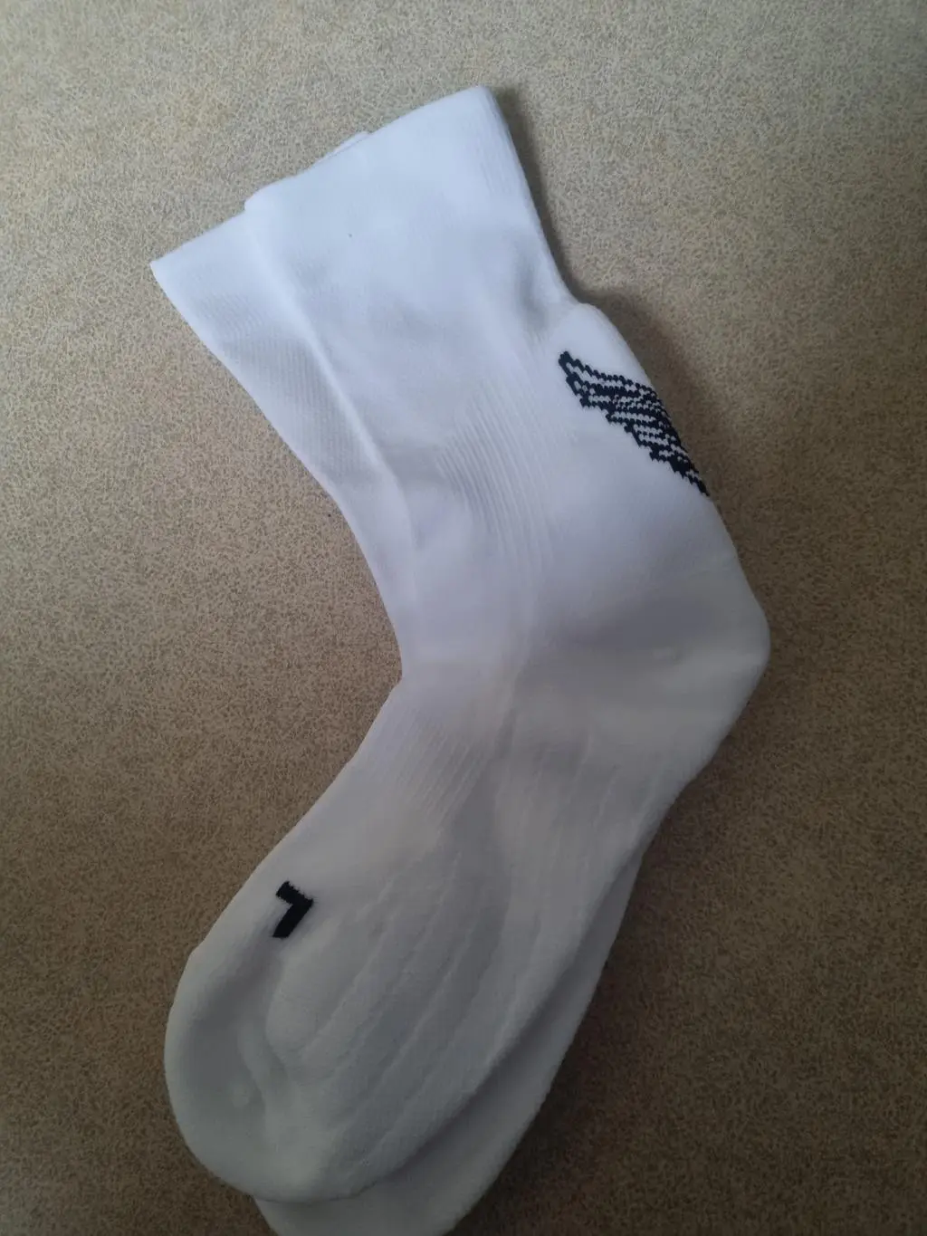 재질이 가볍고 부드럽고 통기성도 좋아요. 쿠션도 좋아 러닝시 확실히 도움이 됩니다