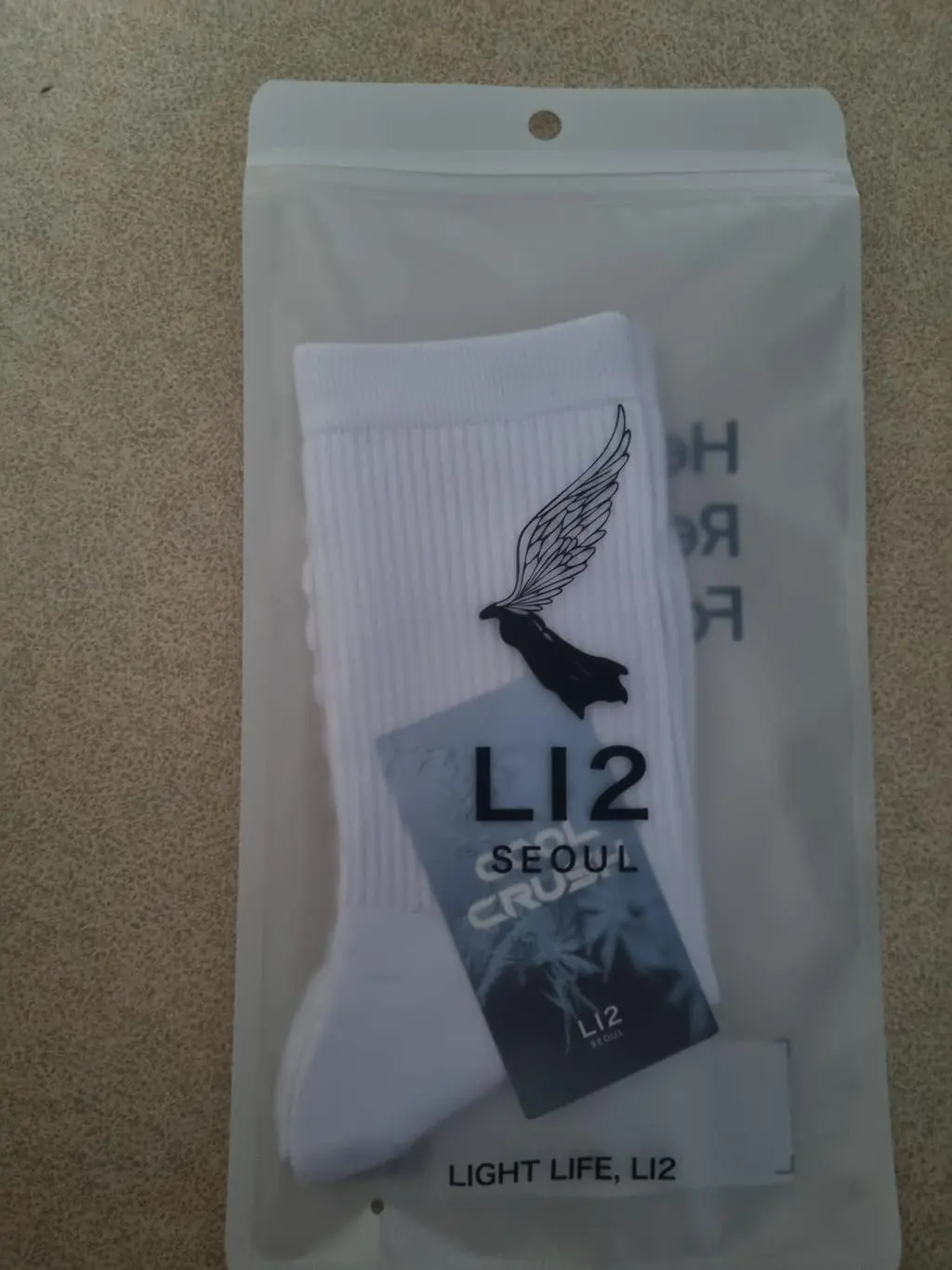 재질이 가볍고 부드럽고 통기성도 좋아요. 쿠션도 좋아 러닝시 확실히 도움이 됩니다