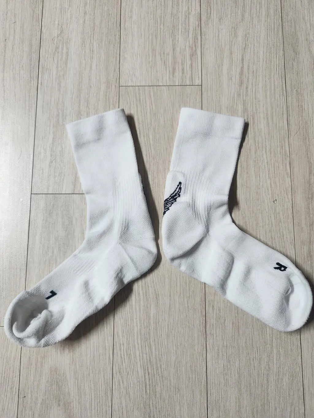 생각보다 양말이 얇아서 과대광고에 또 낚였구나 하고 생각하고 그냥 신고 10km뛰는데 