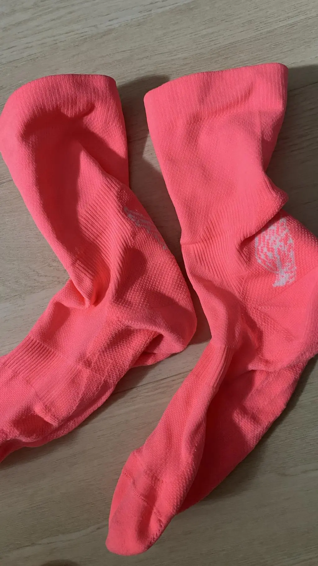 러닝 시작하고 러닝양말 고민만 거의 한 달 넘게 하다가 고심 끝에 결정한 제품입니다.