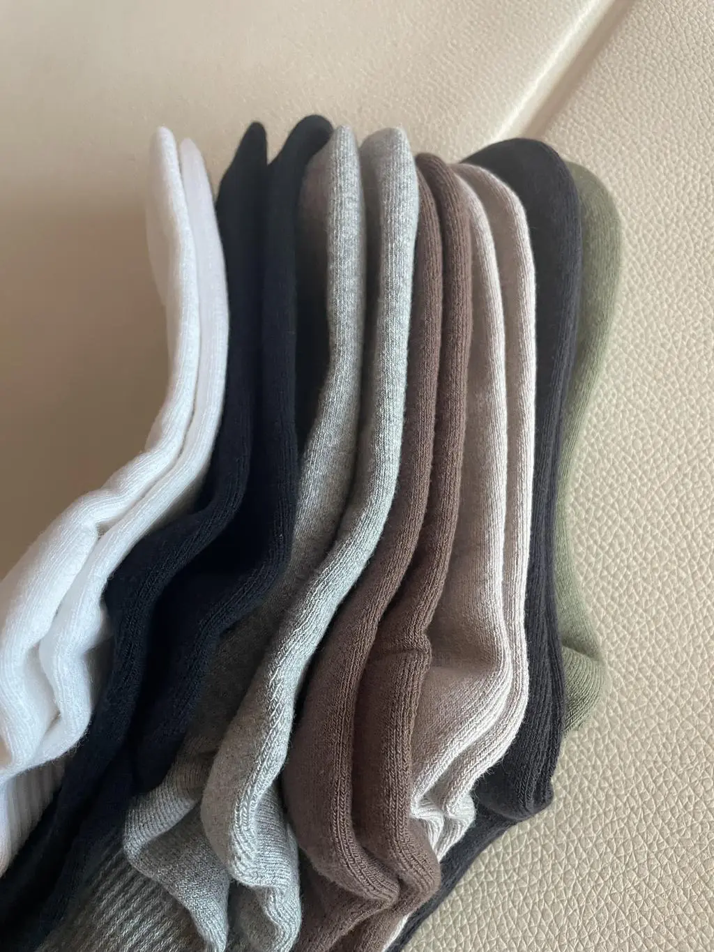 남편이 족저근막염 때문에 종종 아파하는데 바닥이 도톰한게 좋네요 ㅎㅎ조금이라도 도