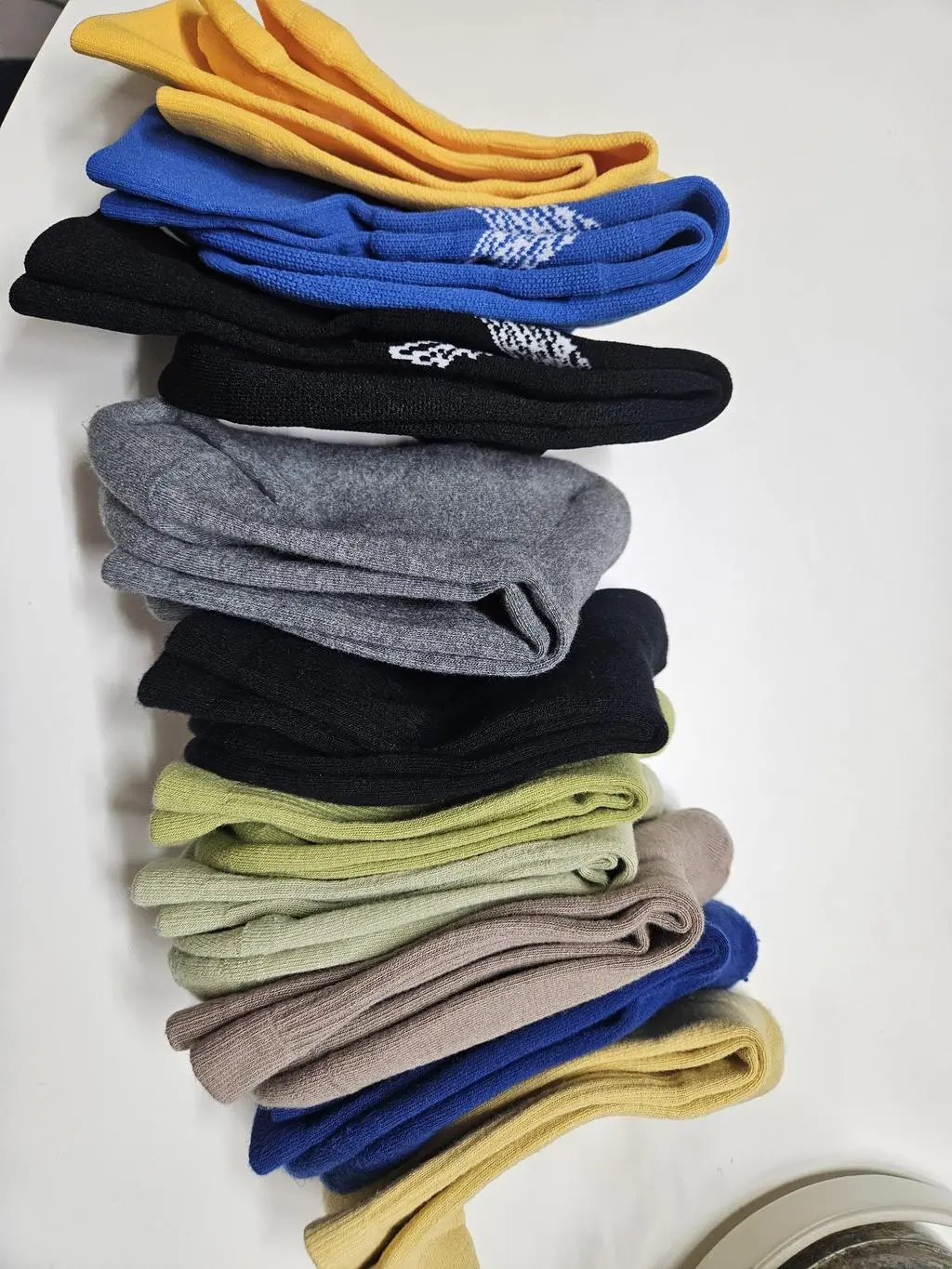 다른 양말 신었을때보다 발이 답답한 느낌이 없어서  만족합니다. 다른 양말에 손이 안