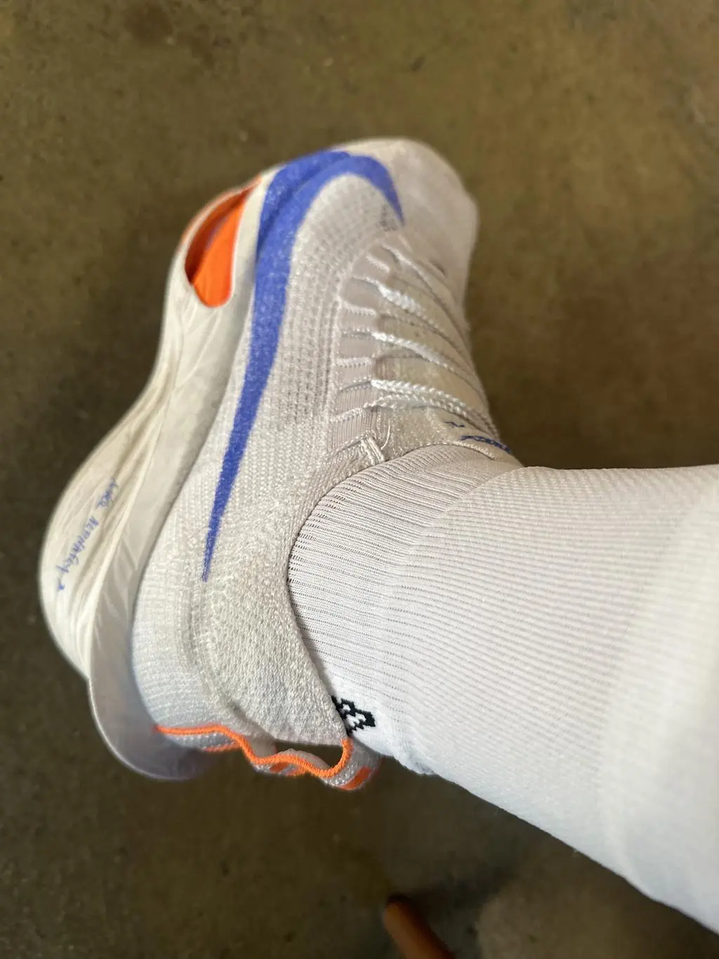 주문 폭주라 빠르게 받지는 못했습니다.
