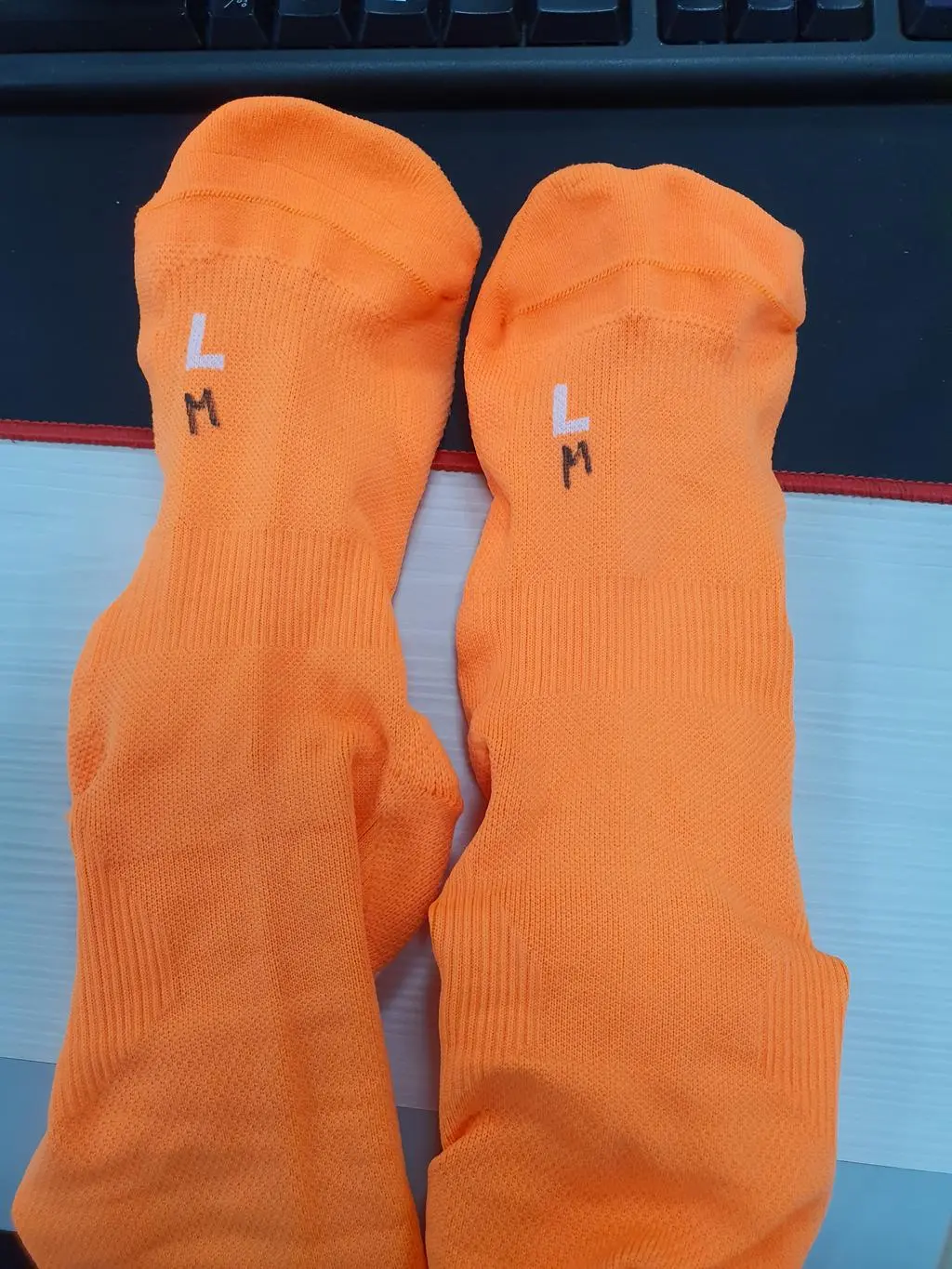 오렌지 오늘 뜯어봤는데 왼쪽만 두짝이 왔어요.
