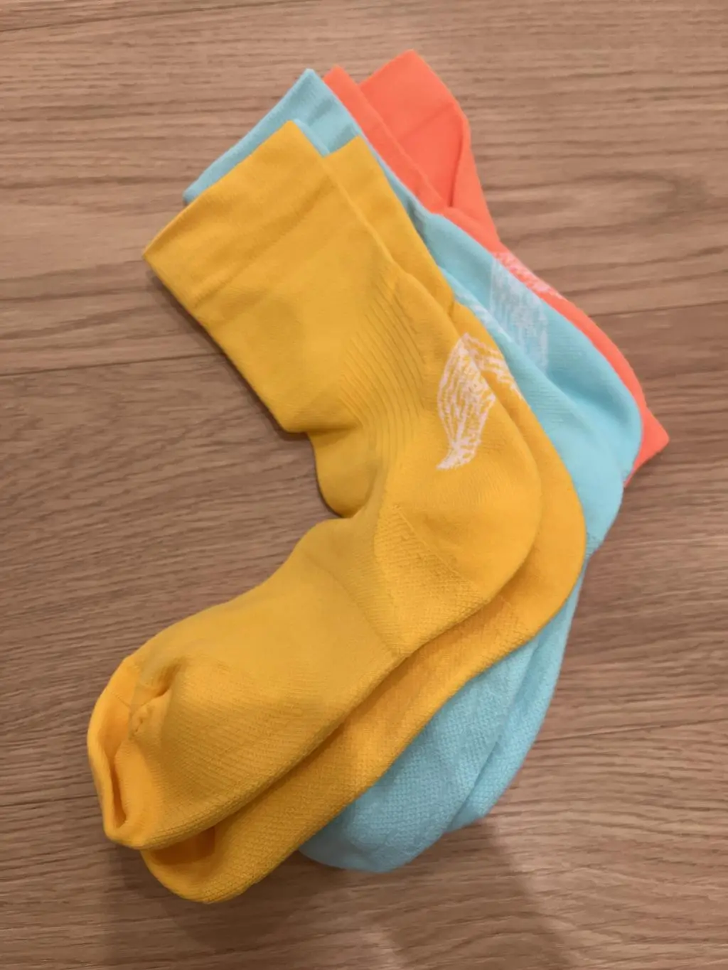 데일리 구매해서 잘 신고있어요. 너무 만족해서 운동용 추가 구매했는데 신발신기 불편