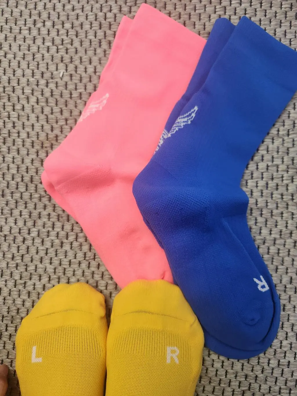 양말 탄탄하고 뒷꿈치쪽에 적당히 쿠션있고 좋아요.
