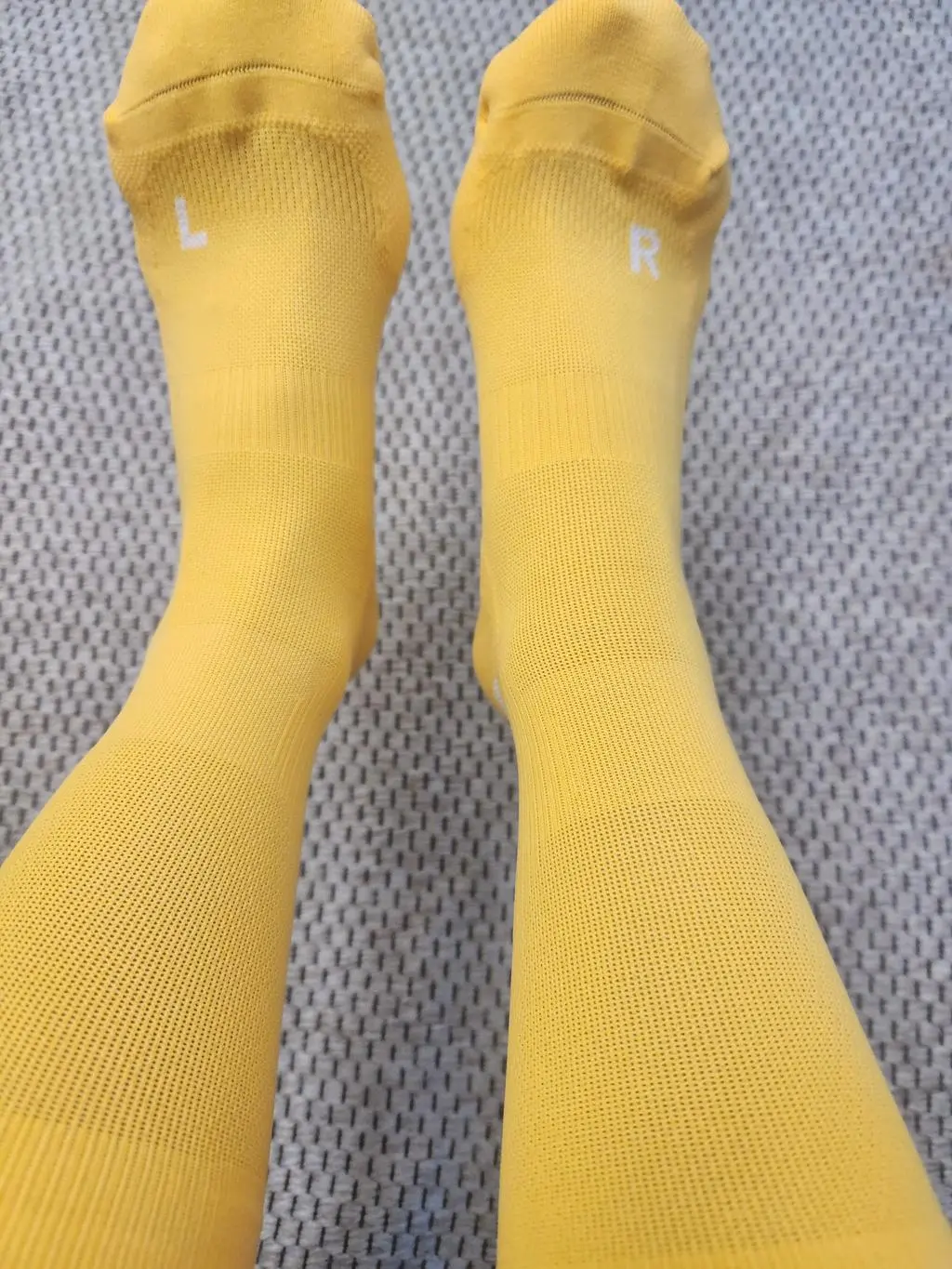 양말 탄탄하고 뒷꿈치쪽에 적당히 쿠션있고 좋아요.
