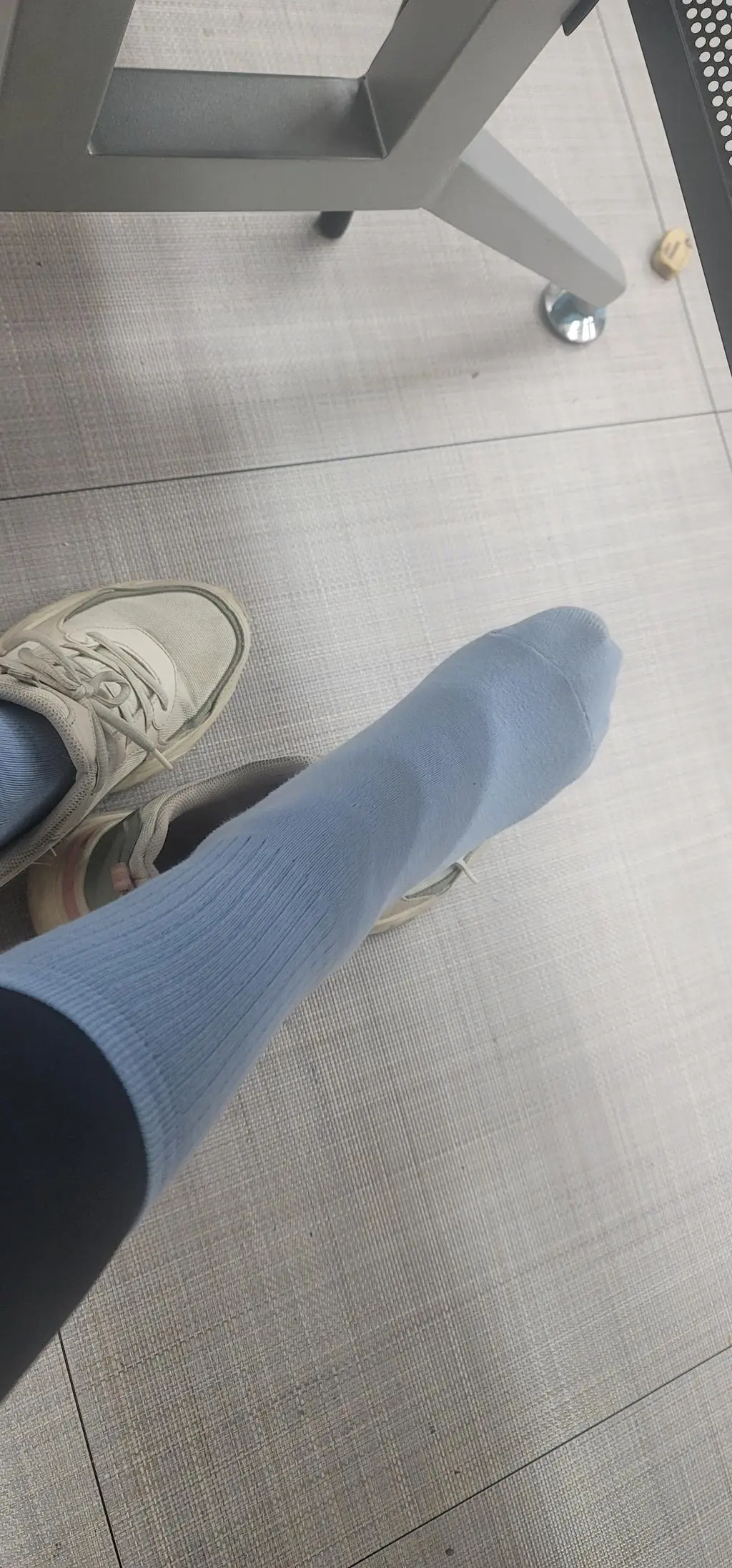 스킨색이라 고민했는데 어두운톤 레깅스나  조거팬츠에 잘 어울립니다.