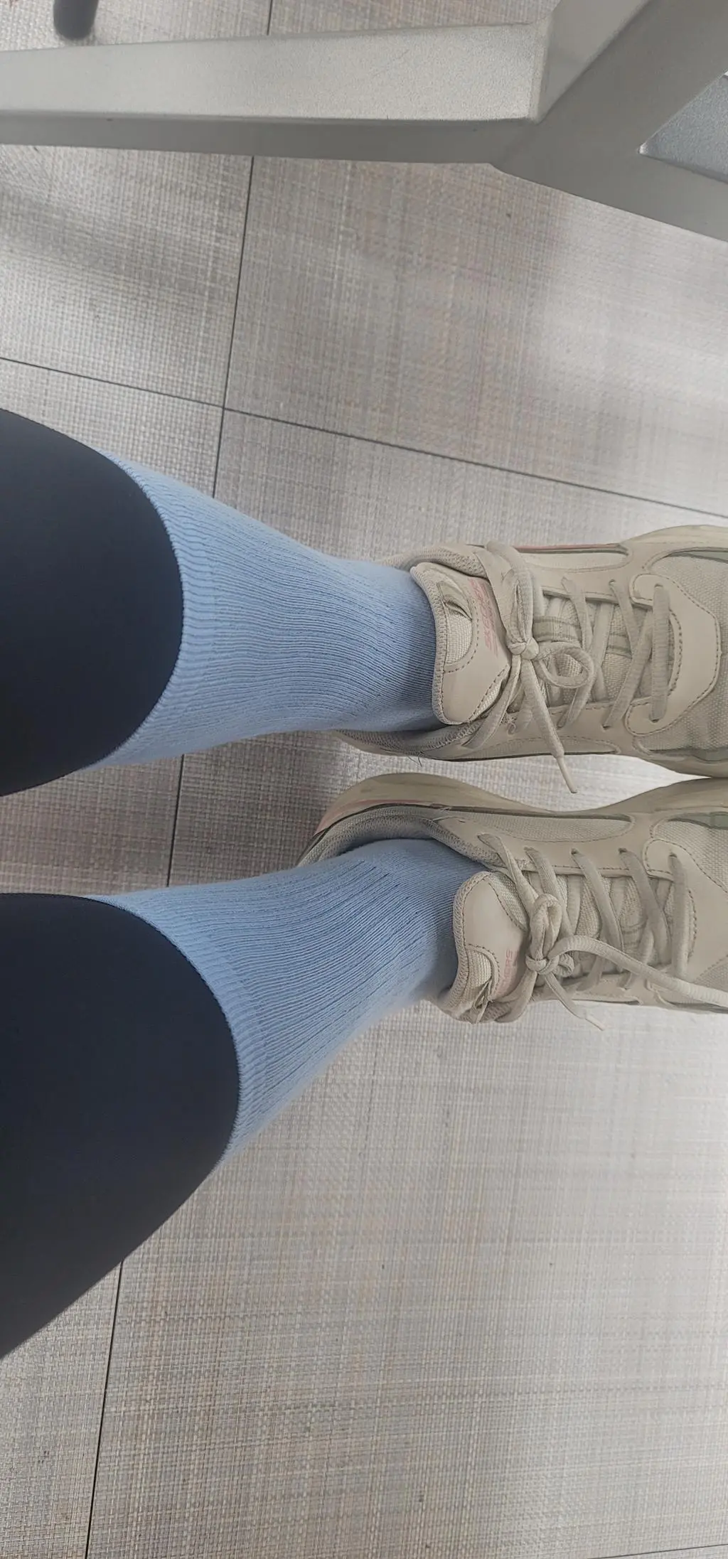 스킨색이라 고민했는데 어두운톤 레깅스나  조거팬츠에 잘 어울립니다.