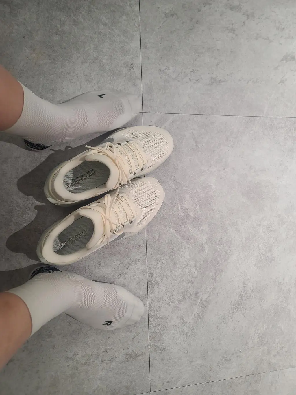 색상도 이쁘고 탄탄하게 잡아줘서 운동할때 잘 사용중입니다