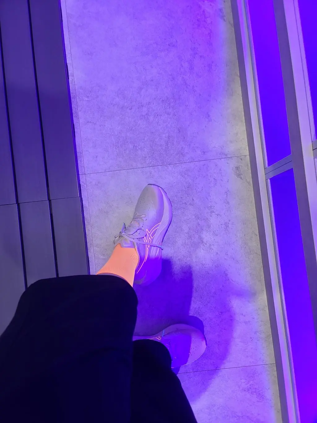 색상도 이쁘고 탄탄하게 잡아줘서 운동할때 잘 사용중입니다