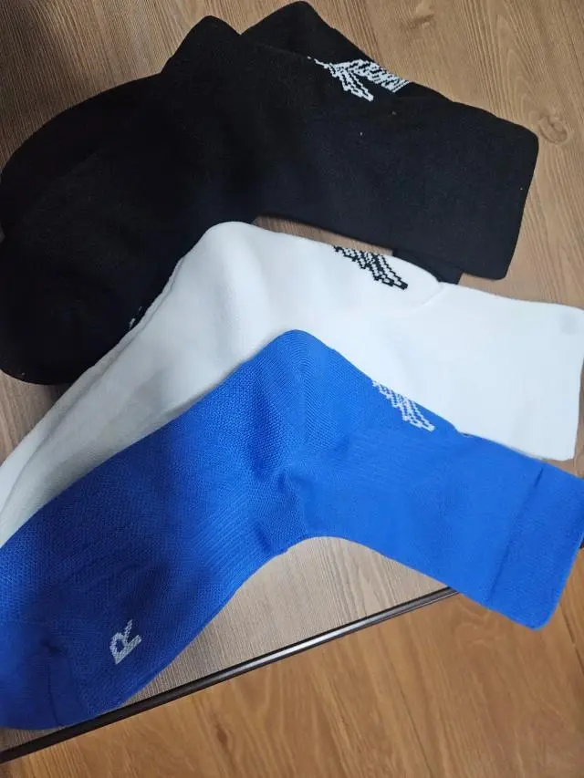 러닝할때 일반 양말로는 쿠션감도 그렇고 땀 배출문제로 찝찝해서 구매해봅니다! 러닝 