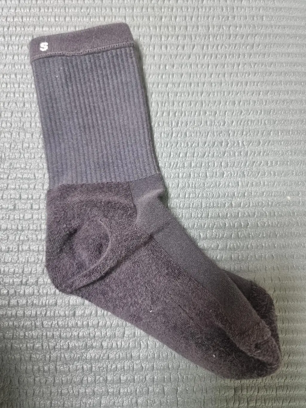 뒤짚어보면 발바닥이 털로 되어있어서 푹신해요. 신축성도 좋고. 재질도 좋아서 추가구